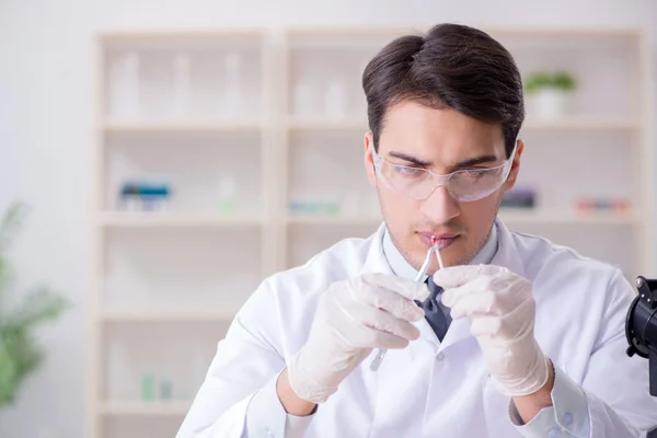 Criminólogo experto trabajando en el laboratorio para obtener evidencia — Foto de Stock