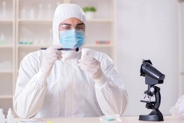 Criminólogo experto trabajando en el laboratorio para obtener evidencia — Foto de Stock