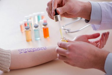 Hastanedeki hastanın alerji reaksiyonunu test eden doktor.
