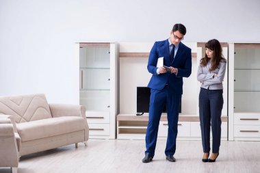 Emlakçı yeni daireyi sahibine gösteriyor.