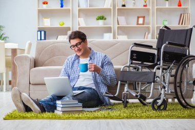 Evde okuyan genç bir öğrenci.