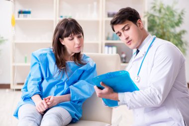 Doktor hastayla kan naklini tartışıyor.