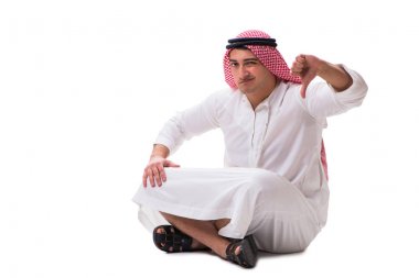 Genç Arap oturan adam beyaz izole