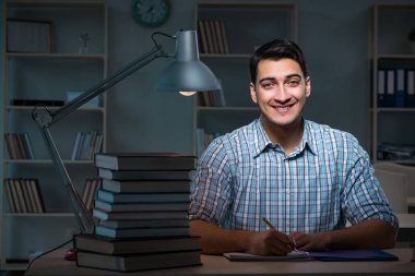 Gece geç saatte sınavlara hazırlanan öğrenci.