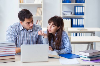 Sınıfta oturan ve okuyan öğrenciler