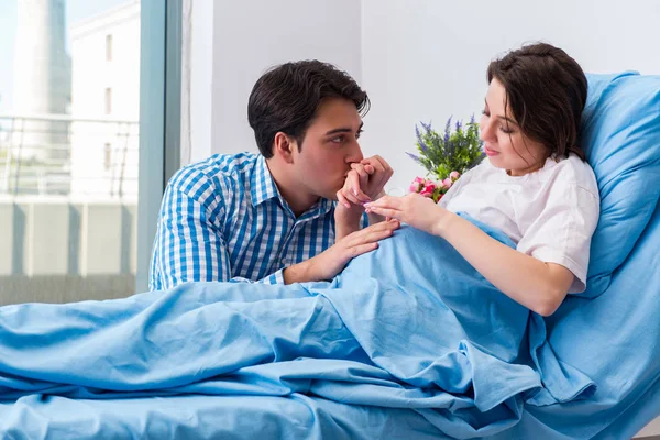 Zorgzame liefhebbende echtgenoot bezoeken zwangere vrouw in ziekenhuis — Stockfoto