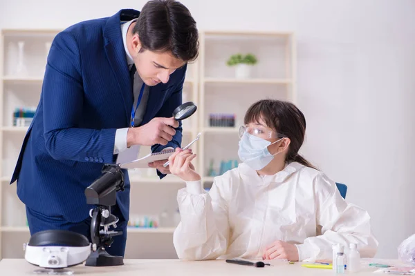 Criminólogo experto trabajando en el laboratorio para obtener evidencia — Foto de Stock