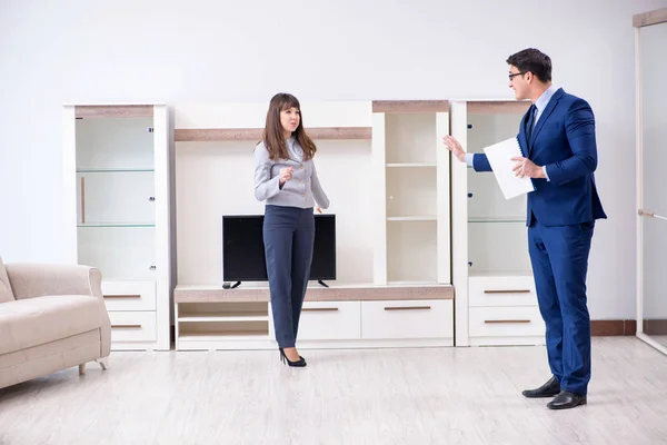 Real estate agent showing new apartment to owner — Stock Photo, Image