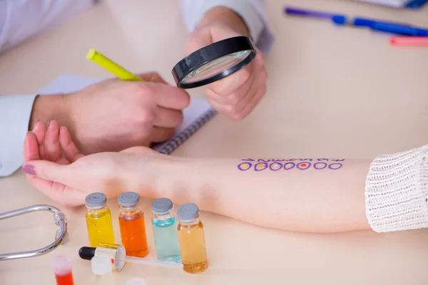 Medico test allergia reazione del paziente in ospedale — Foto Stock