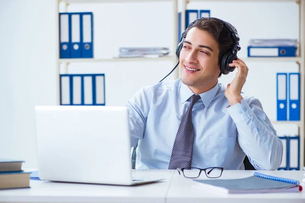 Sales assistent luisteren naar muziek tijdens lunchpauze — Stockfoto