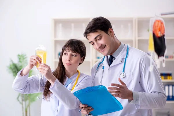 Due medici discutono di plasma e trasfusione di sangue — Foto Stock