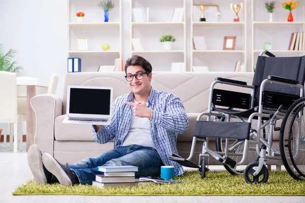 Jovem estudante estudando em casa — Fotografia de Stock