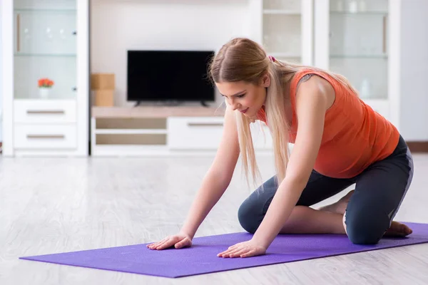 Zwangere vrouw doet sport oefening thuis — Stockfoto