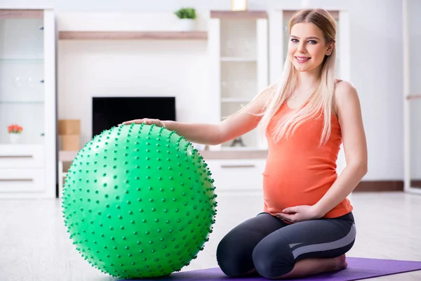 Giovane donna che si prepara per il parto esercitandosi a casa — Foto Stock