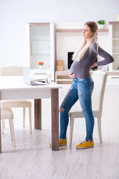 Mujer embarazada en casa preparándose para el parto — Foto de Stock