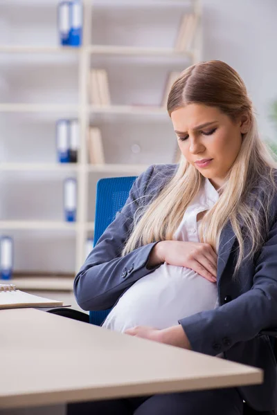 Mulher grávida empregada no escritório — Fotografia de Stock