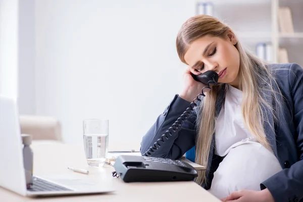 Zwangere vrouw werknemer in het kantoor — Stockfoto