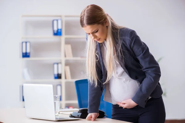 Zwangere vrouw werknemer in het kantoor — Stockfoto