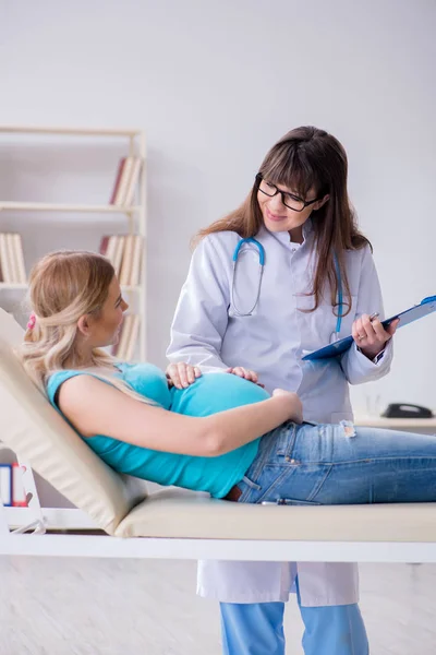 Gravid kvinna vid regelbunden graviditetskontroll — Stockfoto