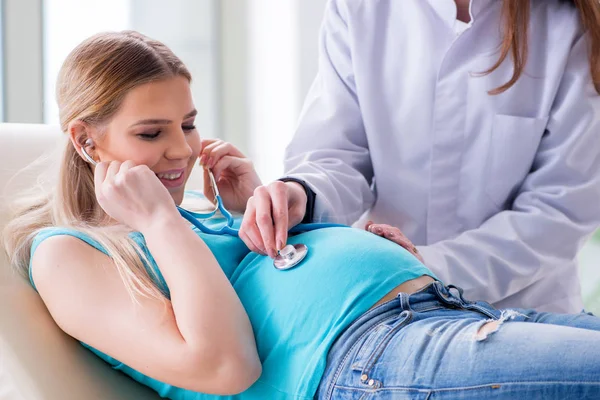 Gravid kvinna vid regelbunden graviditetskontroll — Stockfoto