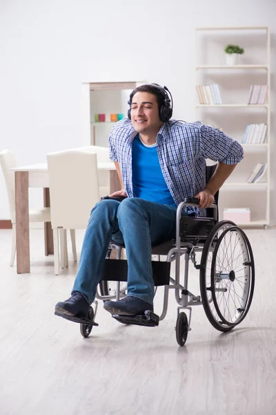 Behinderter hört Musik im Rollstuhl — Stockfoto
