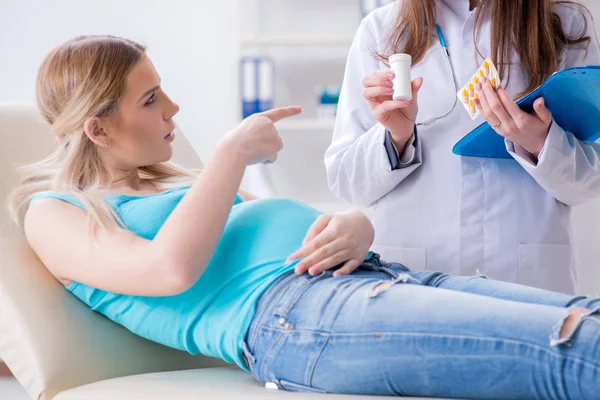 Kobiety w ciąży podczas regularnych badań kontrolnych ciążowych — Zdjęcie stockowe
