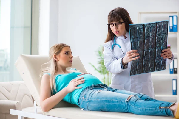 Zwangere vrouw bij regelmatige zwangerschapscontrole — Stockfoto