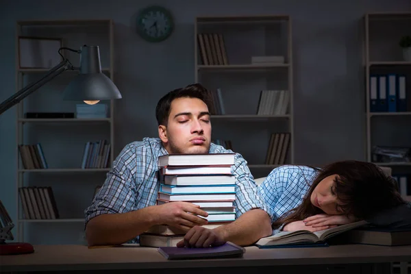 Due studenti che studiano fino a tarda notte — Foto Stock