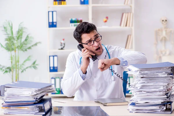 Hastanede çok işi olan meşgul bir doktor. — Stok fotoğraf