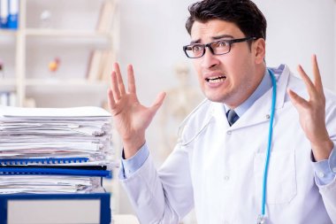 Hastanede çok işi olan meşgul bir doktor.