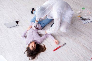 Olay yerindeki adli tıp araştırmacısı kadın mur.