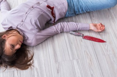 İntihar ettikten sonra yerde yatan ölü kadın.