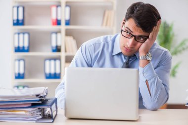 Ofiste çalışan son derece meşgul bir iş adamı.