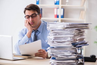 Ofiste çalışan son derece meşgul bir iş adamı.