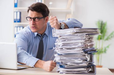 Ofiste çalışan son derece meşgul bir iş adamı.