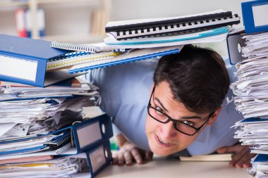 Ofiste çalışan son derece meşgul bir iş adamı.