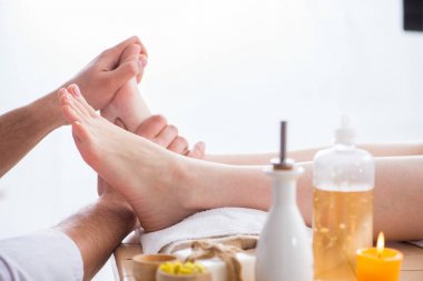 Tıbbi kaplıcada ayak masajı