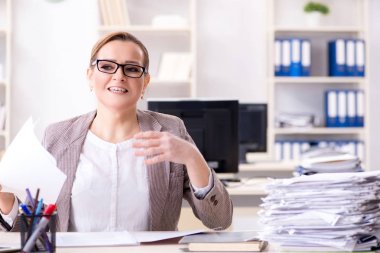 İşkadını devam eden evrak işleriyle çok meşgul.