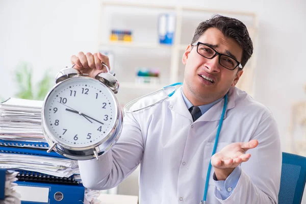 알람 시계를 급히 점검하는 의사 — 스톡 사진