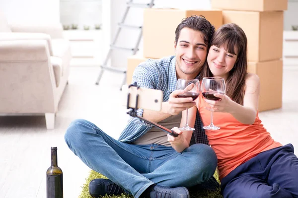 Pareja tomando selfie y bebiendo vino — Foto de Stock