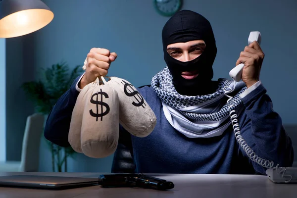 Terrorista che chiede un riscatto per telefono — Foto Stock