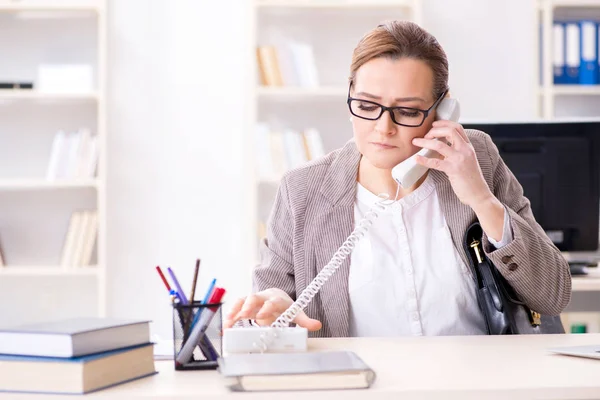 Imprenditrice dipendente che parla al telefono dell'ufficio — Foto Stock