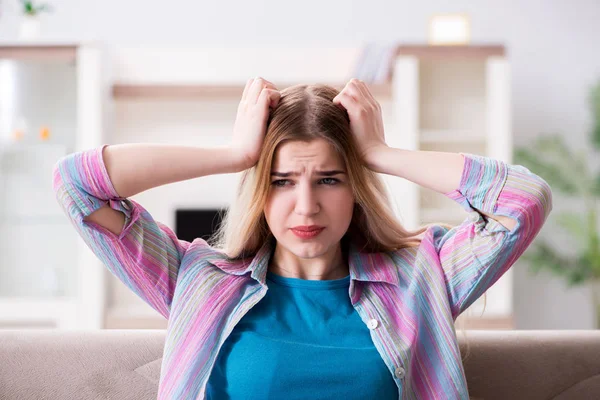 Jonge vrouw lijden met pijn thuis — Stockfoto