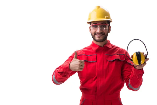 Junger Arbeiter mit geräuschunterdrückenden Kopfhörern auf weißem Grund — Stockfoto