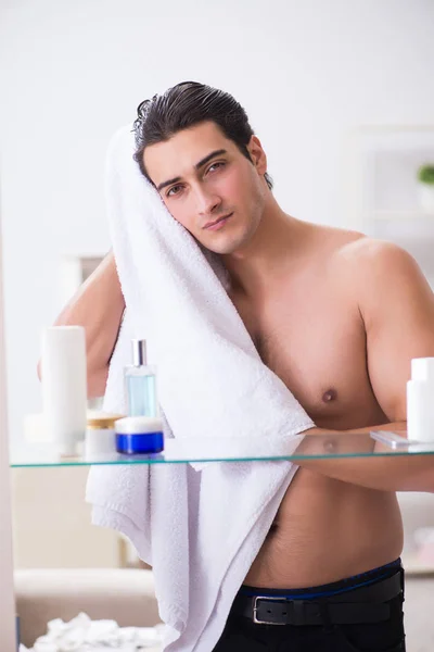 Giovane uomo si sta preparando per la giornata lavorativa in bagno — Foto Stock