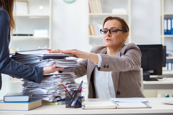 Femme d'affaires très occupée avec la paperasserie en cours — Photo