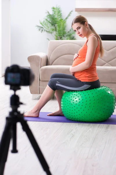 Zwangere vrouw opnemen video voor blog en vlog — Stockfoto