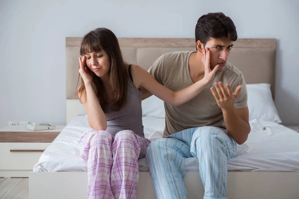 Mujer y hombre en el dormitorio —  Fotos de Stock