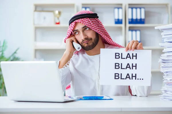 Uomo arabo seduto alla scrivania con messaggio — Foto Stock