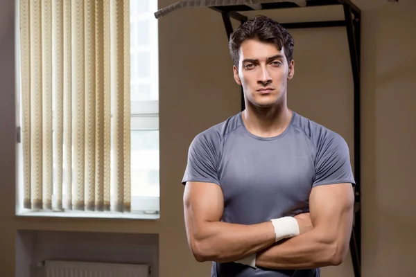 Hombre musculoso rasgado en gimnasio haciendo deportes — Foto de Stock